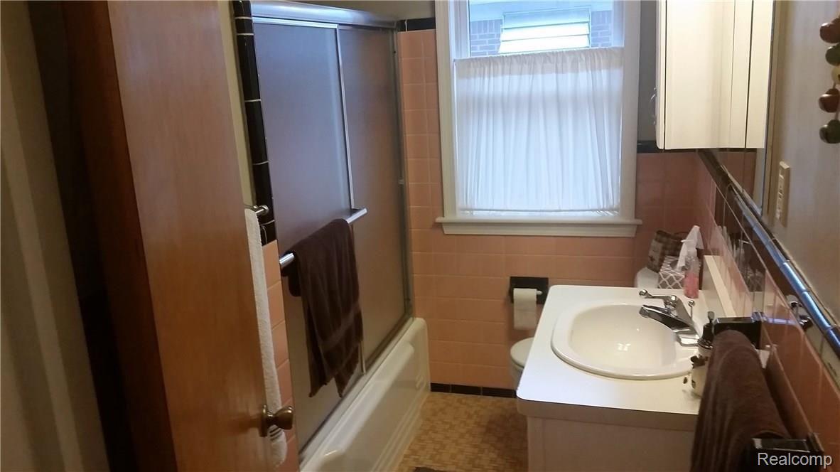 9290 Ruth Avenue Allen Park, MI 48101 - Photo 14 of 34 7. Bathroom