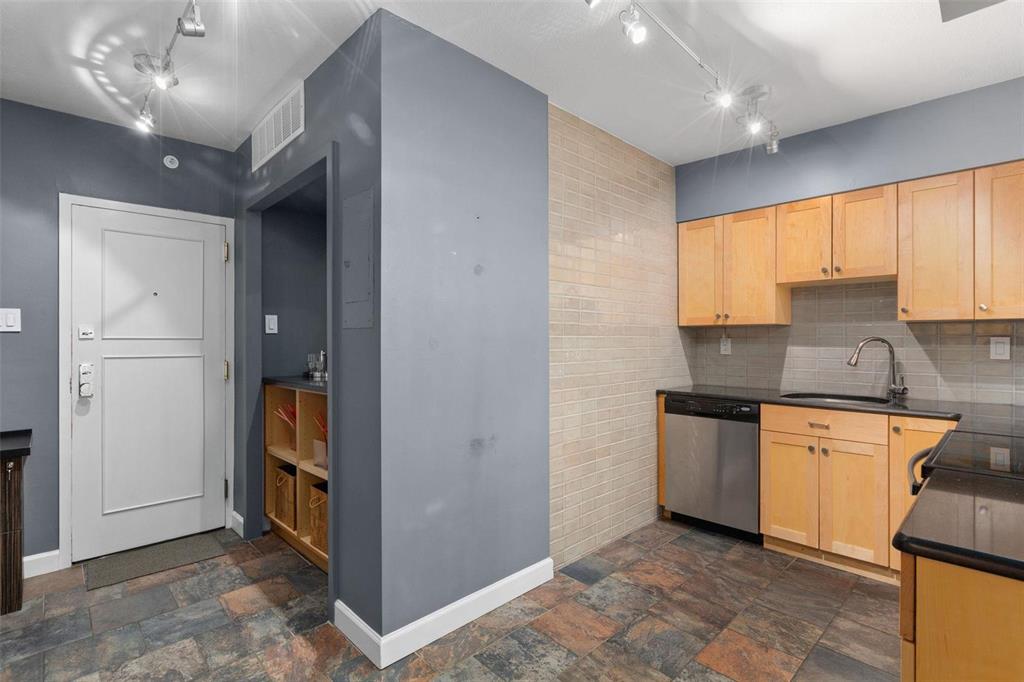 900 South Hanley Road, Unit 3B St. Louis, MO 63105 - Photo 13 of 31