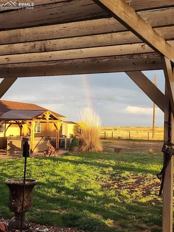 a view of a backyard