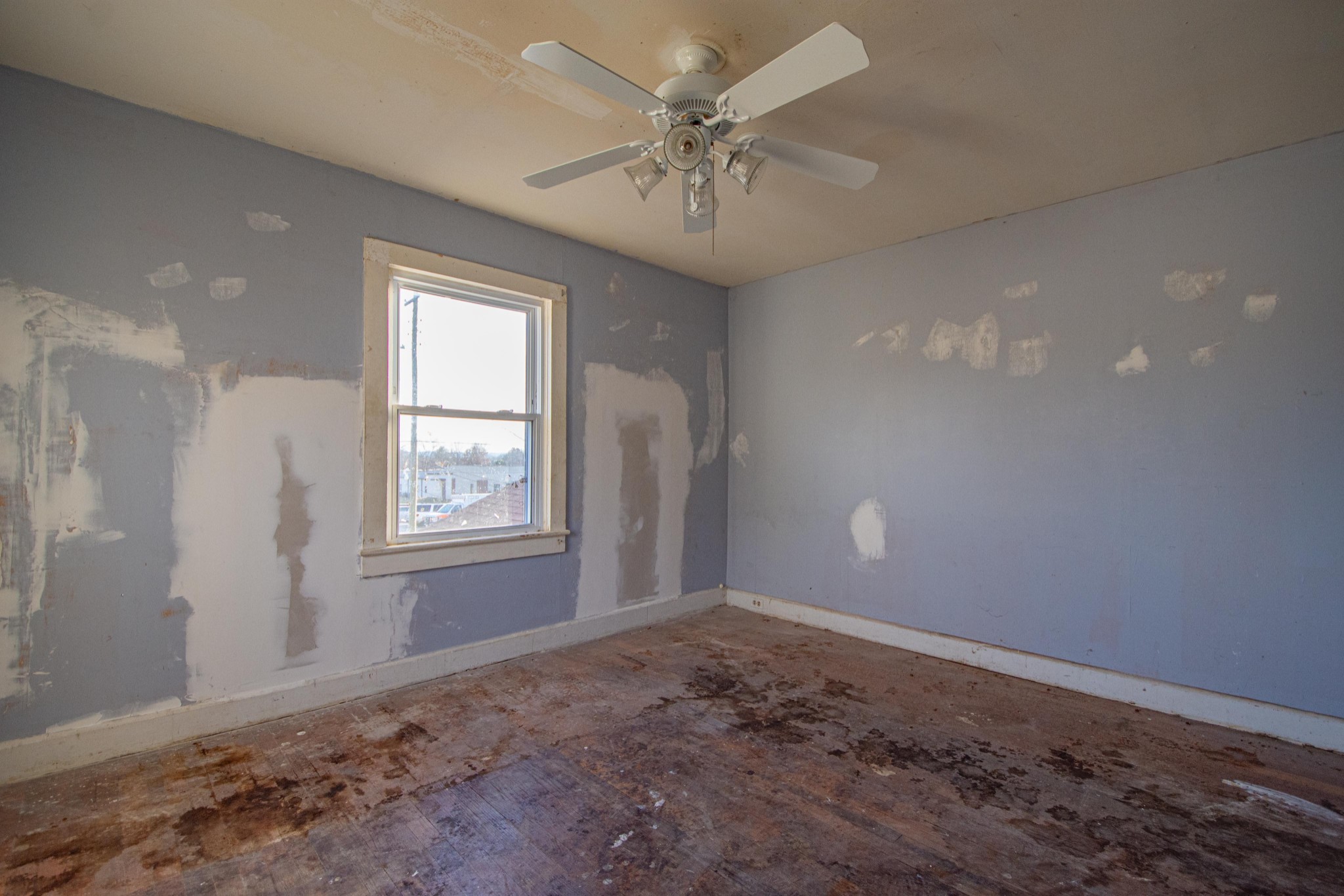 632 East Madison Street Pulaski, TN 38478 - Photo 18 of 22 en empty room with windows and ceiling fan