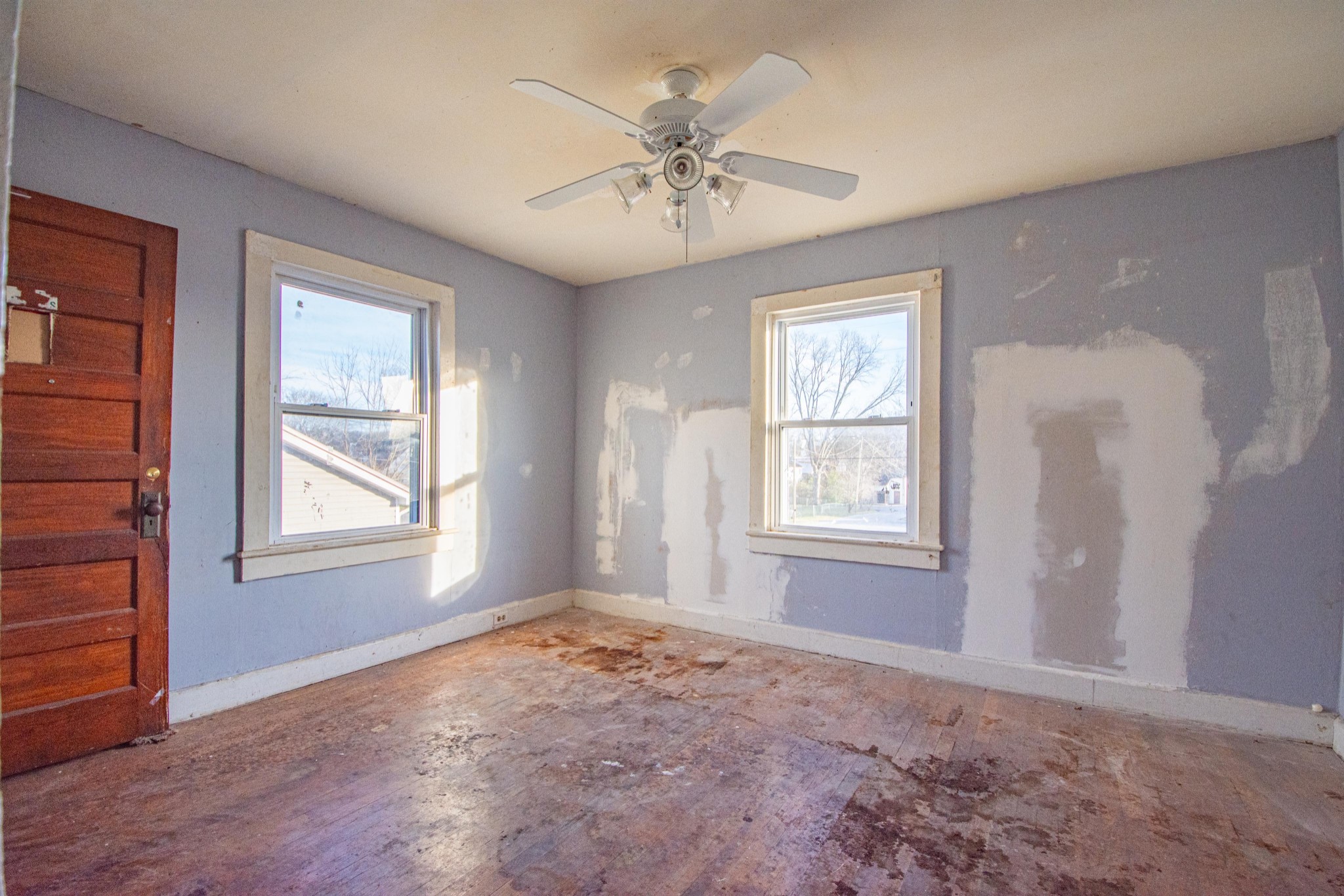 632 East Madison Street Pulaski, TN 38478 - Photo 19 of 22 an empty room with chandelier fan and windows