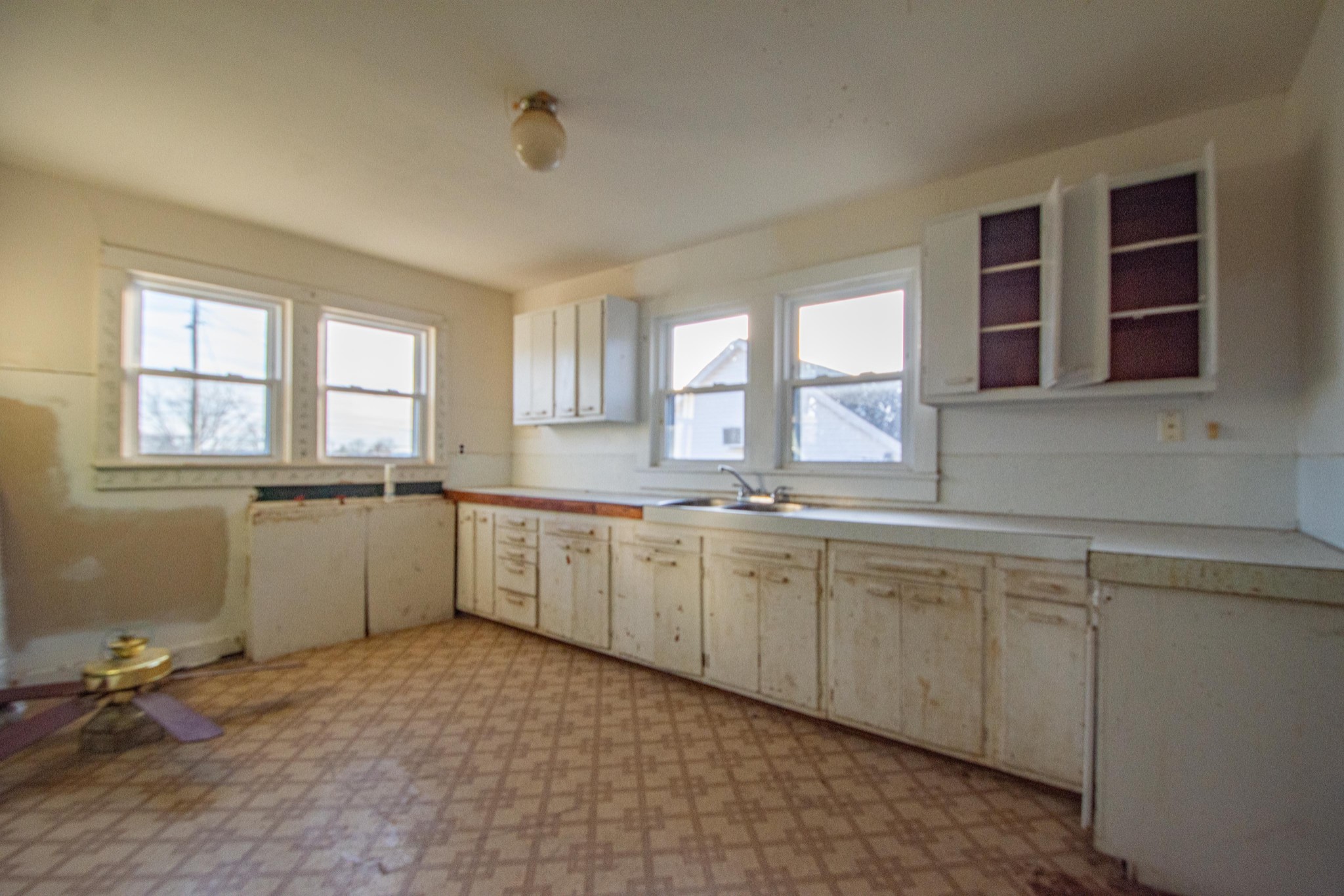 632 East Madison Street Pulaski, TN 38478 - Photo 20 of 22 a large kitchen with a window