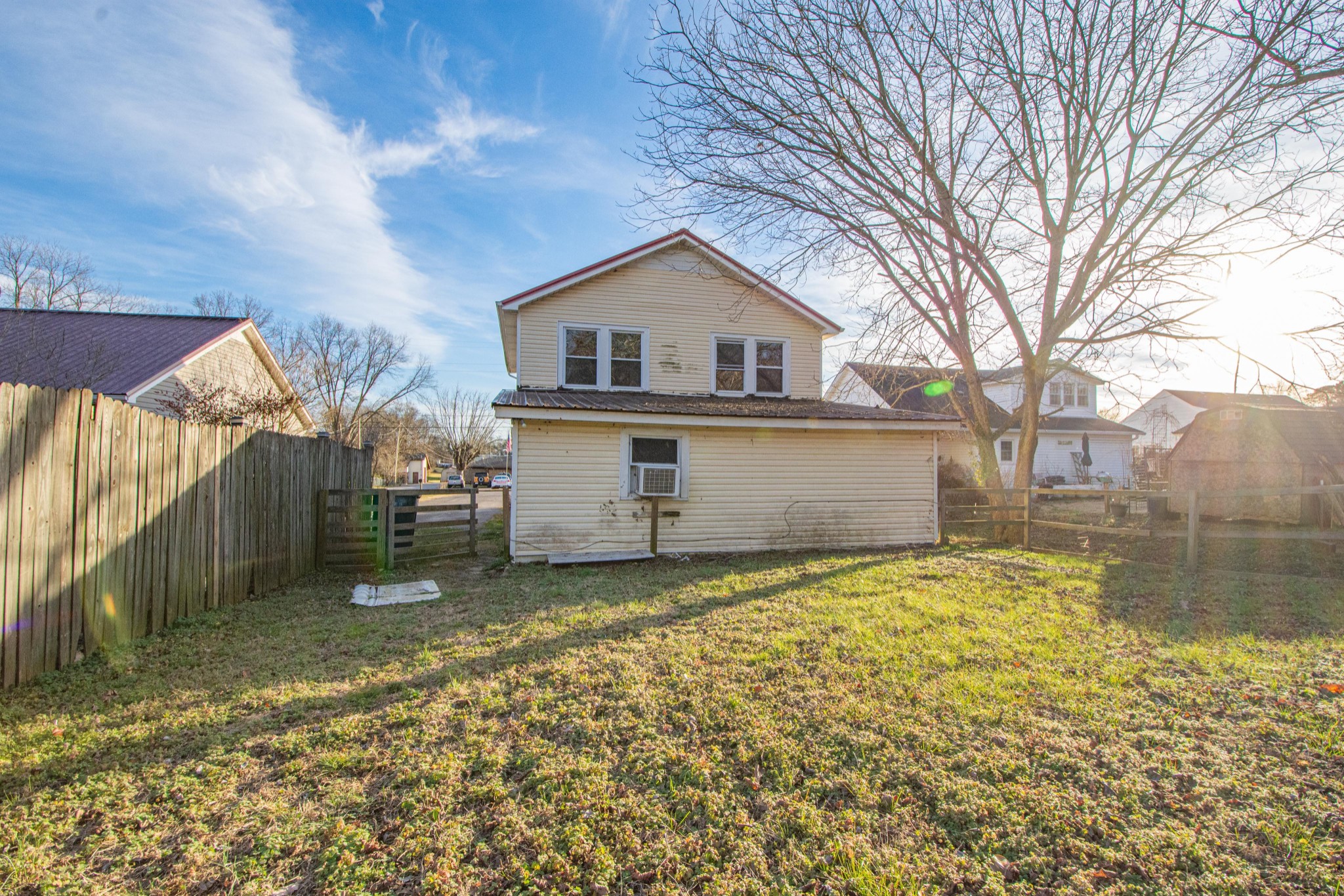 632 East Madison Street Pulaski, TN 38478 - Photo 5 of 22 a house view with a outdoor space