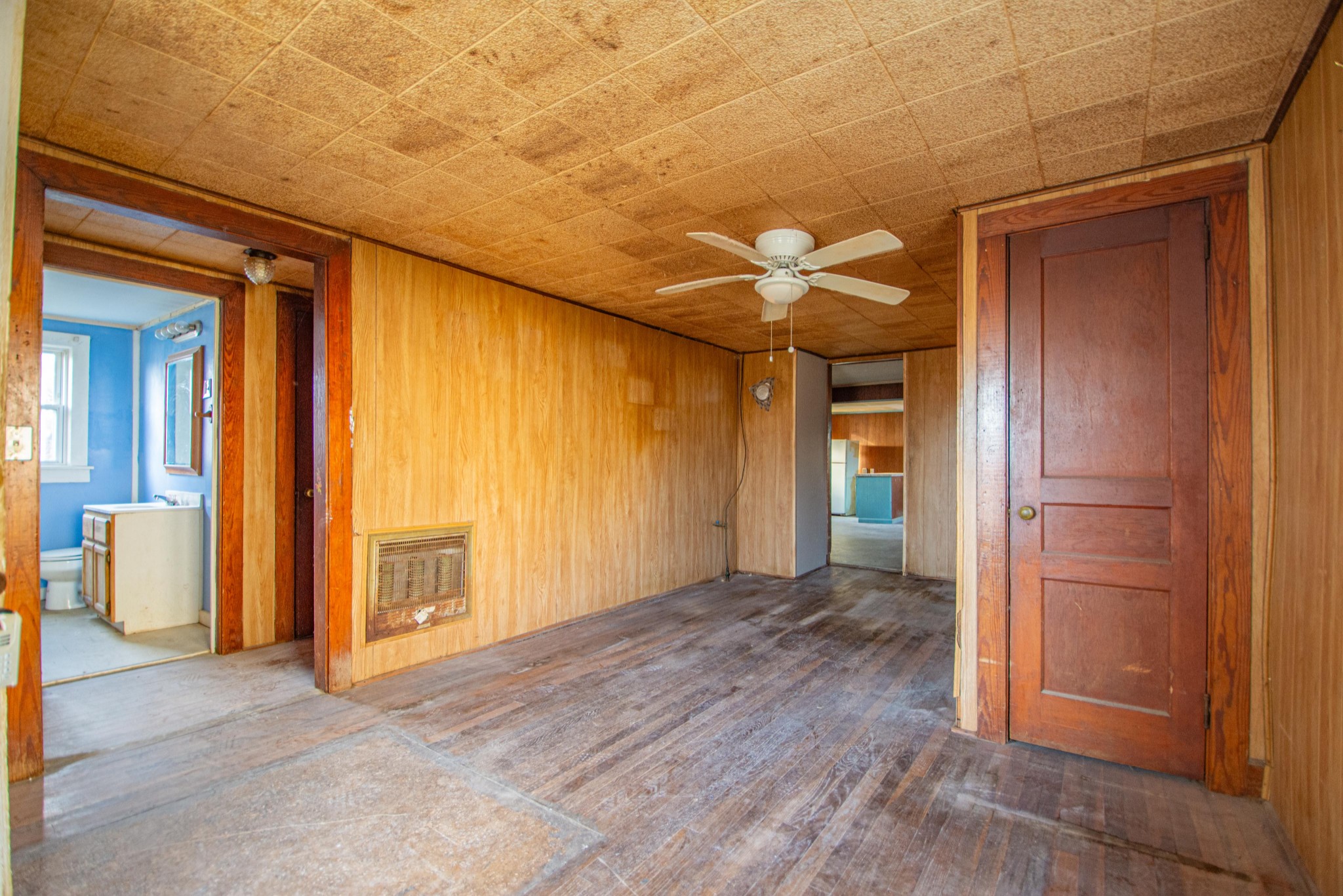 632 East Madison Street Pulaski, TN 38478 - Photo 6 of 22 an empty room with closet and a yard