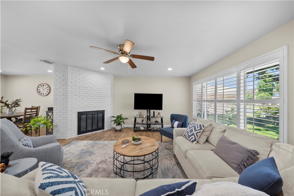 24607 Fourl Road Newhall, CA 91321 - Photo 3 of 25