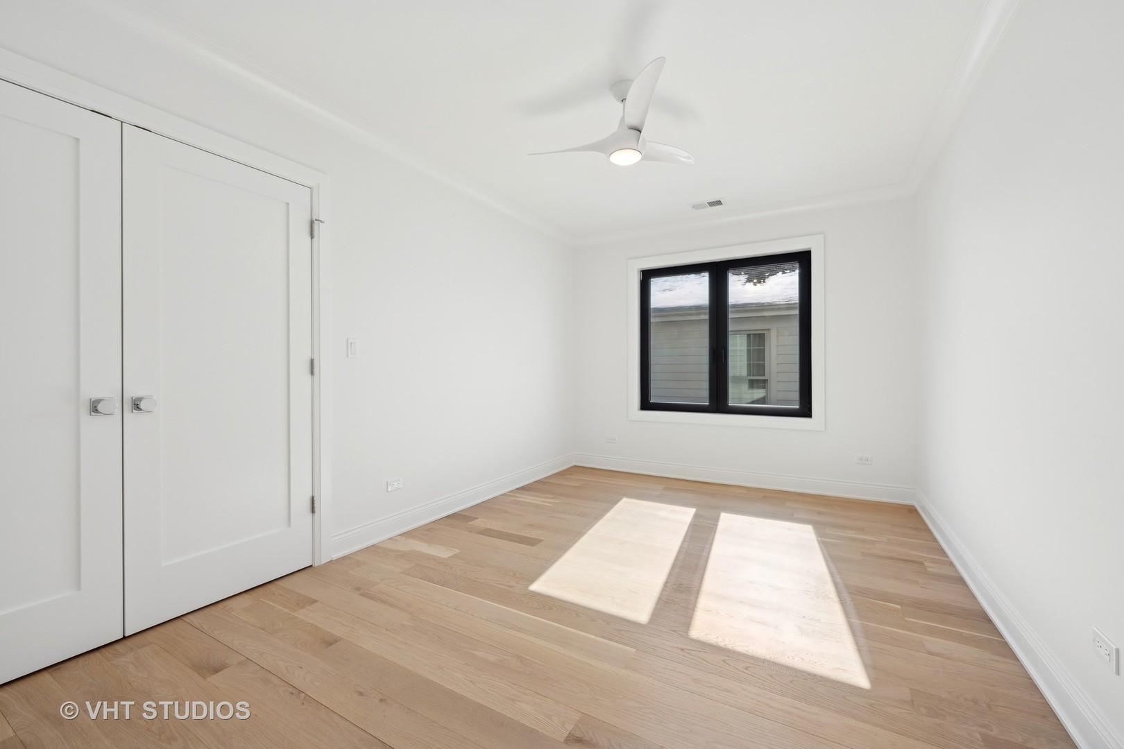 399 Ridge Avenue Winnetka, IL 60093 - Photo 28 of 45 an empty room with windows and closet