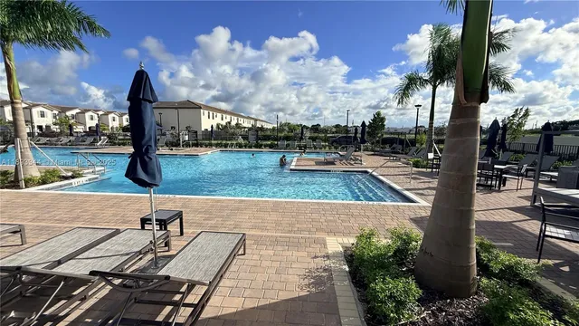 a view of a yard in front of the house