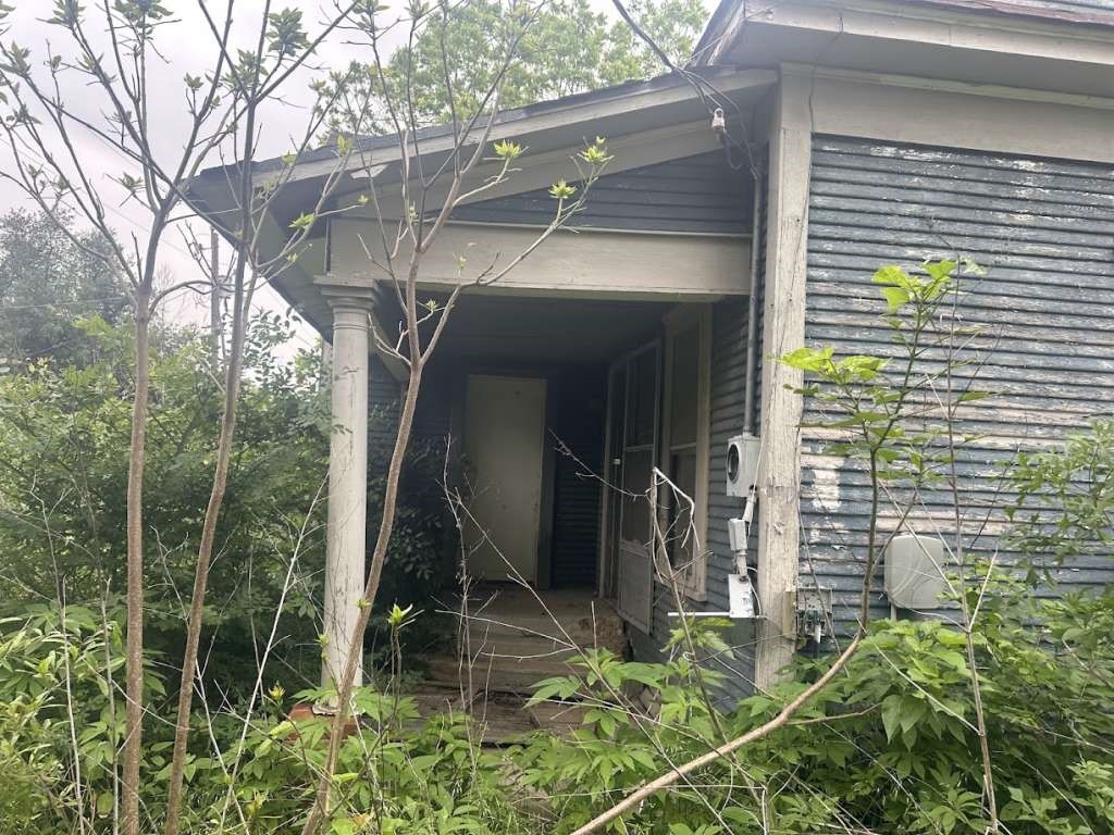 322 Walnut Street Donie, TX 75838 - Photo 3 of 5 a view of a bird house next to a yard