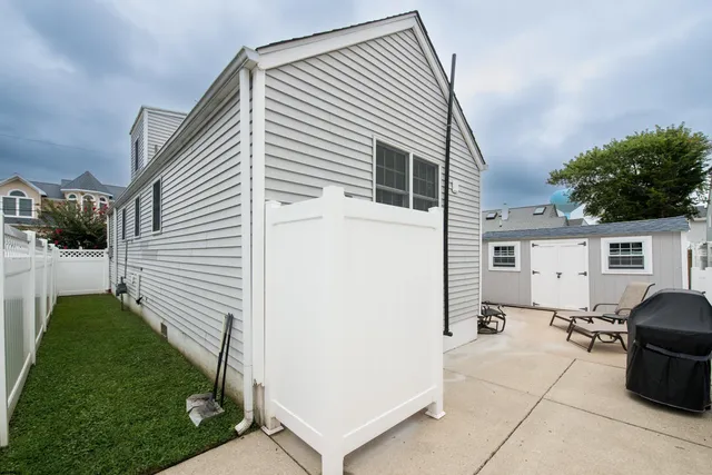 a view of a house with backyard