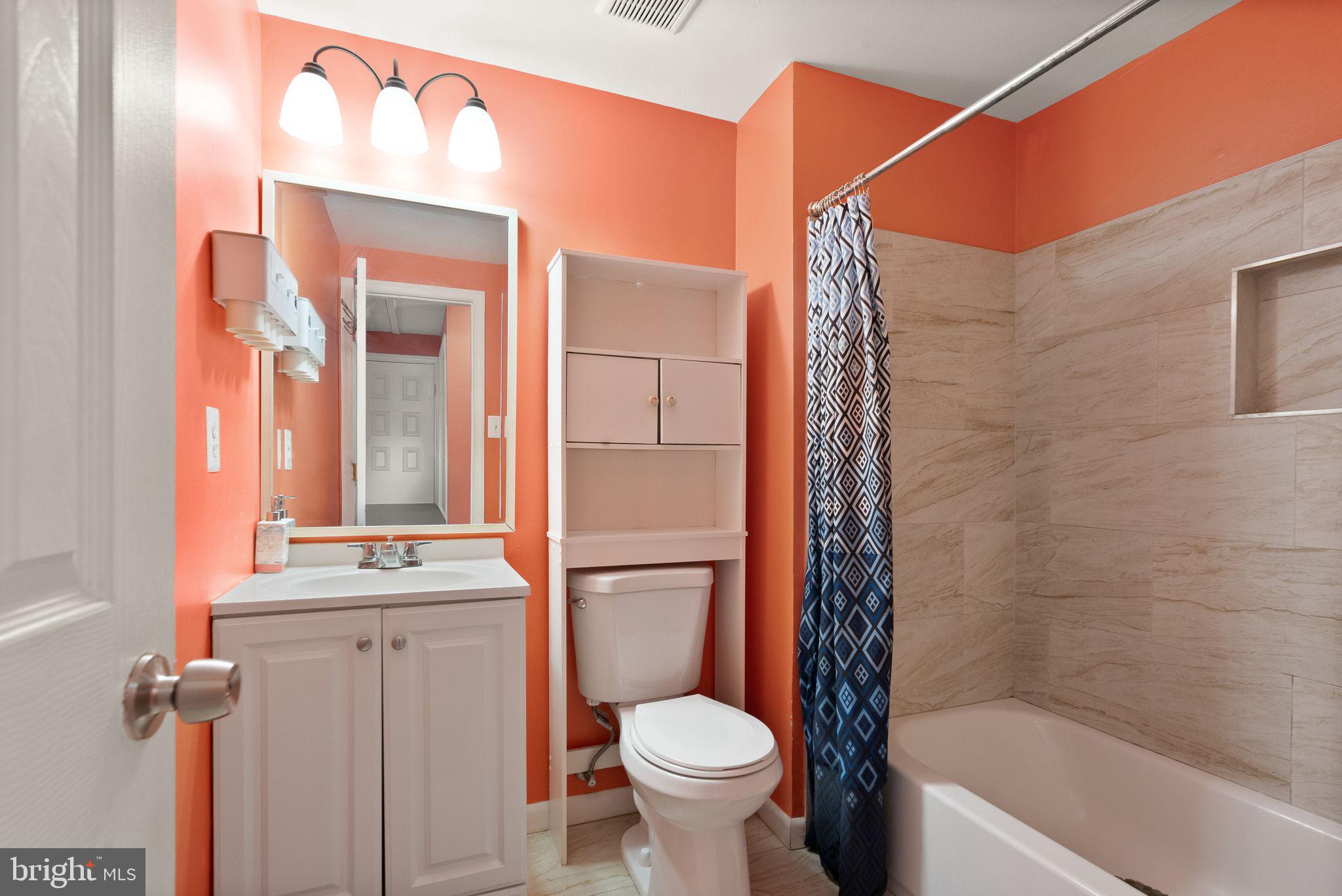 191 North Cottage Road Sterling, VA 20164 - Photo 22 of 41 a bathroom with a sink toilet and shower