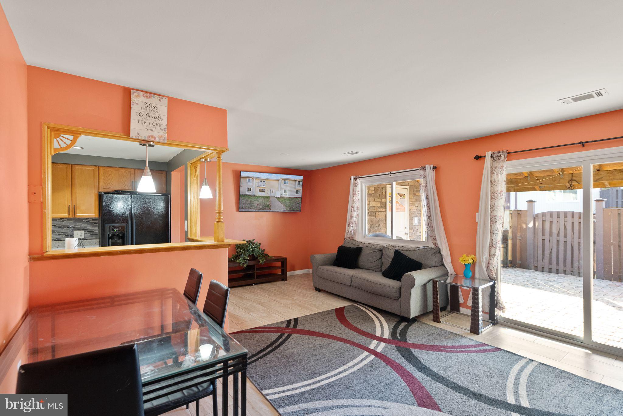 191 North Cottage Road Sterling, VA 20164 - Photo 10 of 41 a living room with furniture and a window