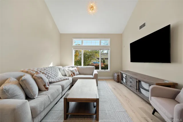 $875,000 | 21 Doral Lane, Bay Shore, NY 11706