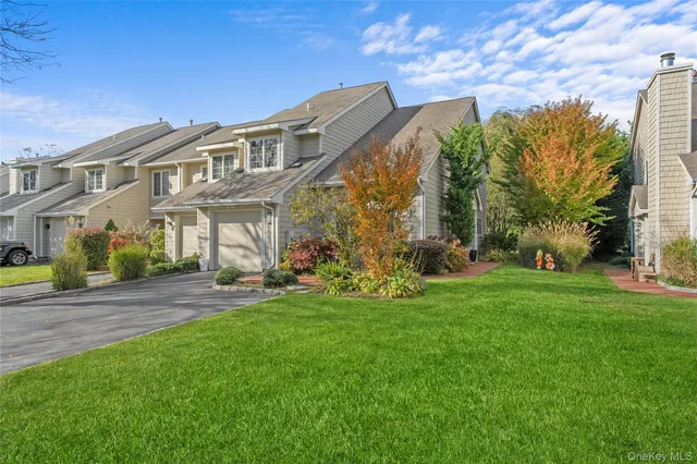 $875,000 | 21 Doral Lane, Bay Shore, NY 11706