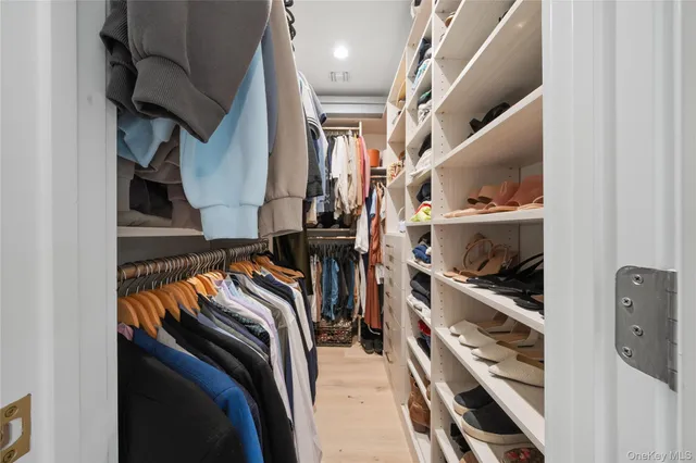 $875,000 | 21 Doral Lane, Bay Shore, NY 11706