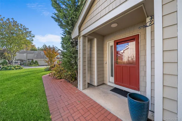 $875,000 | 21 Doral Lane, Bay Shore, NY 11706