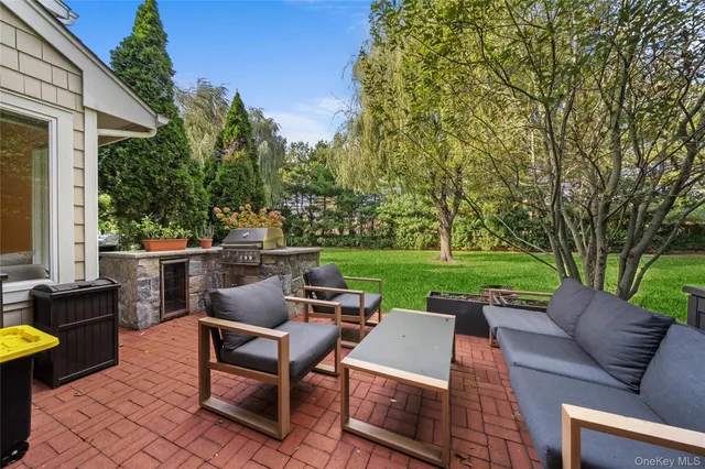 $875,000 | 21 Doral Lane, Bay Shore, NY 11706