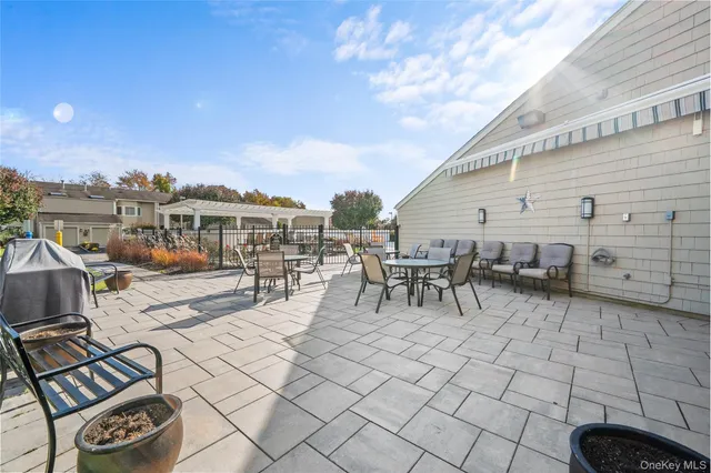 $875,000 | 21 Doral Lane, Bay Shore, NY 11706