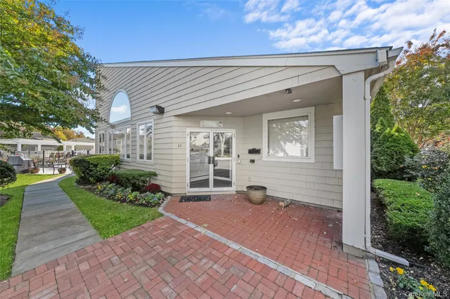 $875,000 | 21 Doral Lane, Bay Shore, NY 11706
