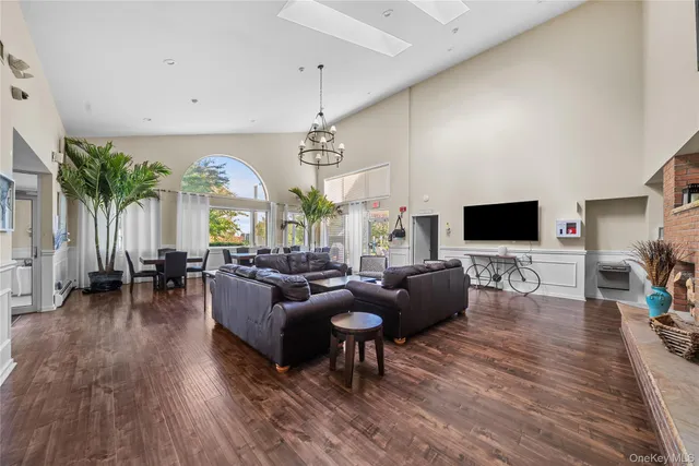 $875,000 | 21 Doral Lane, Bay Shore, NY 11706