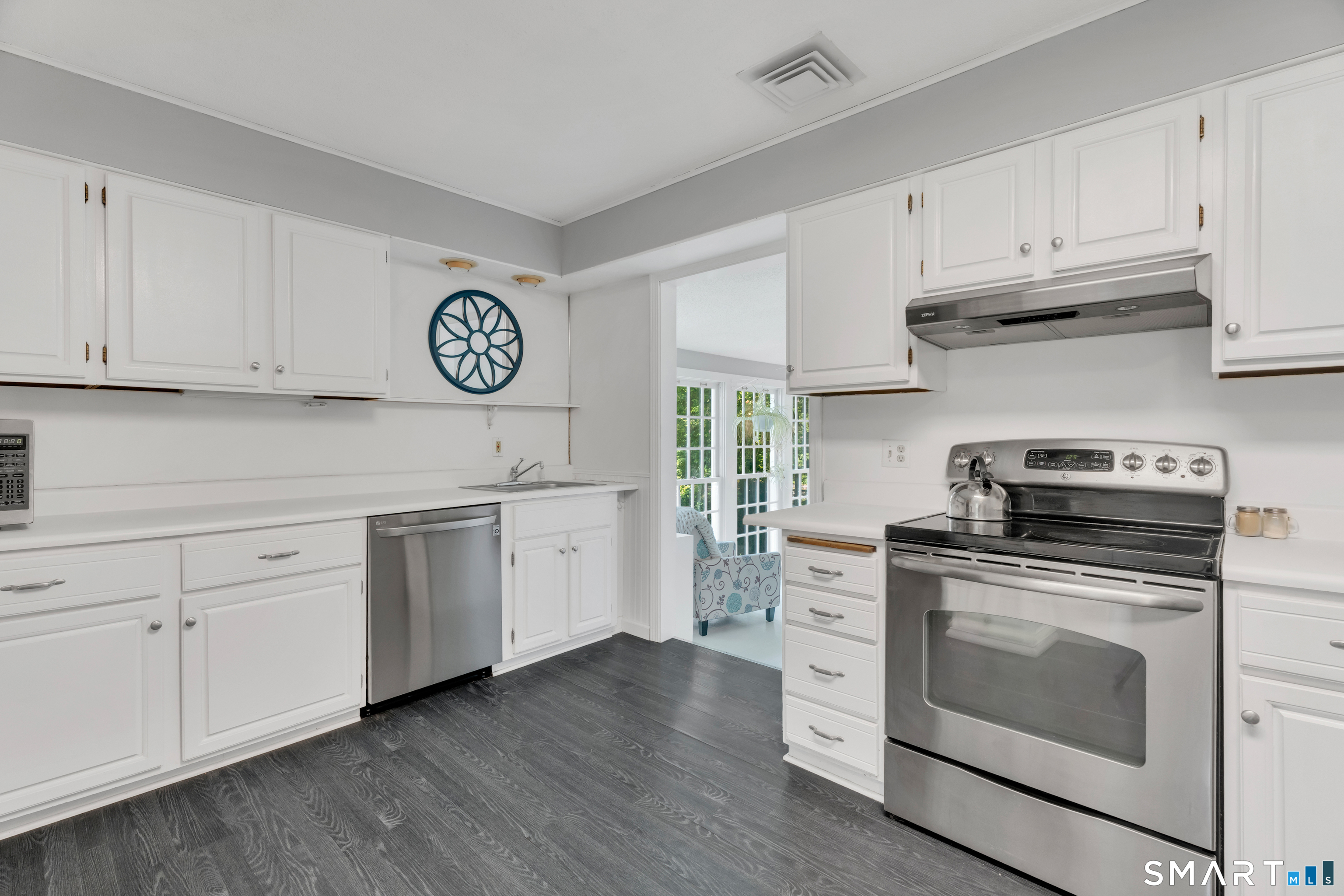 34 River Road North Haven, CT 06473 - Photo 11 of 39 Eat in kitchen