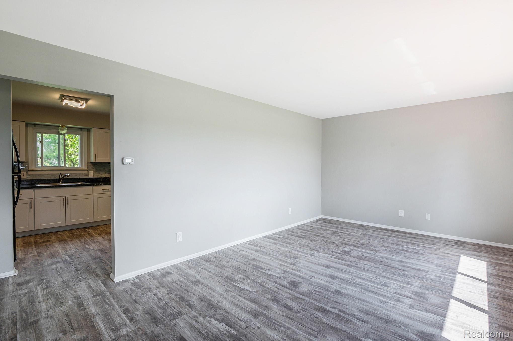 2386 South Genesee Road Burton, MI 48519 - Photo 2 of 16 3.jpg