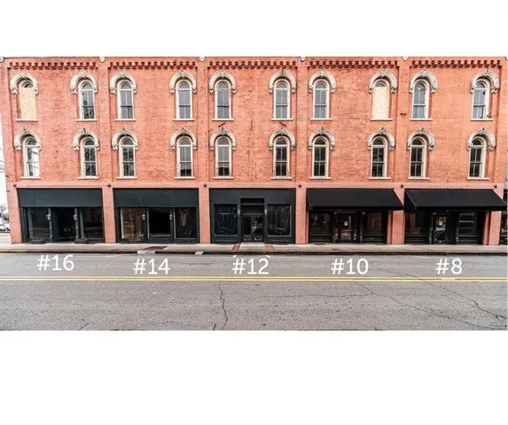 a black and white photo of a building