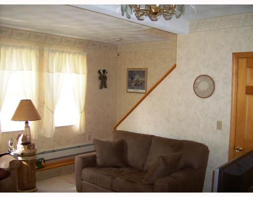 49 Horse Neck Road Warwick, RI 02889 - Photo 4 of 7 Living Room.