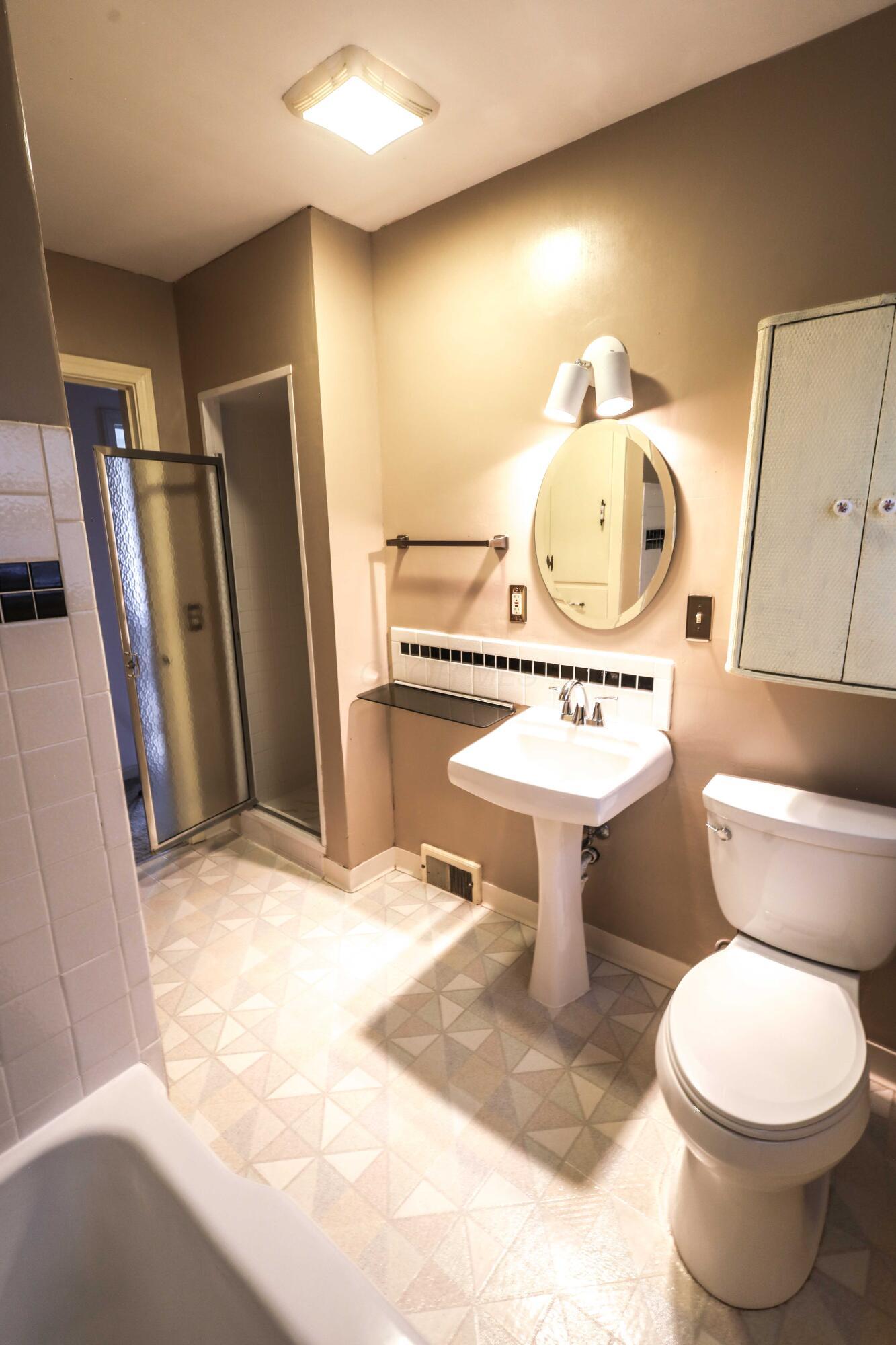 262 South Quentin Road Newark, OH 43055 - Photo 23 of 37 Bathroom