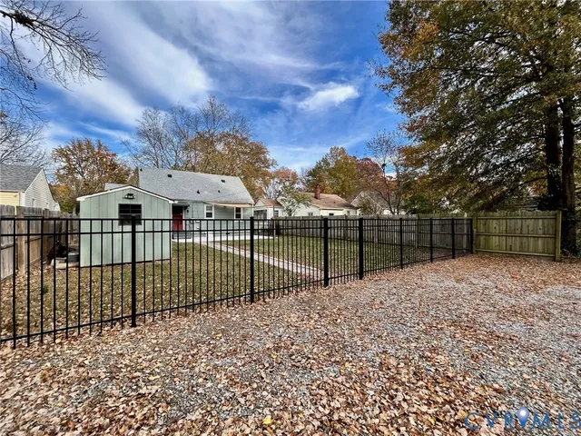 a view of a backyard