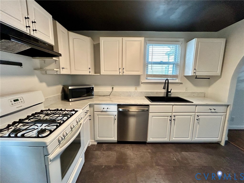 910 Forest View Drive Richmond, VA 23225 - Photo 4 of 23 a kitchen with granite countertop cabinets stainless steel appliances a sink and a window