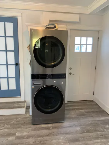 a close up view of a washer and dryer