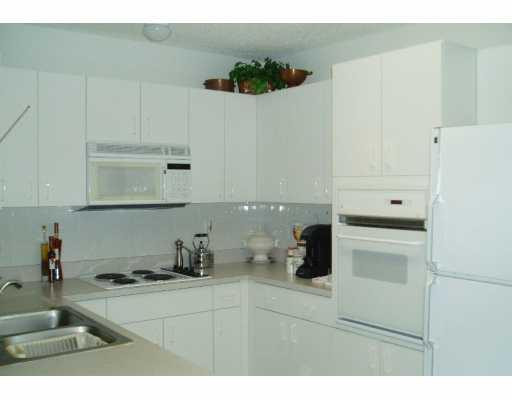 6714 North Pine Island Road, Unit 6714 Tamarac, FL 33321 - Photo 2 of 8 Kitchen