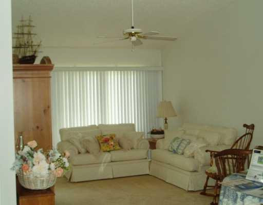 6714 North Pine Island Road, Unit 6714 Tamarac, FL 33321 - Photo 3 of 8 Living Room
