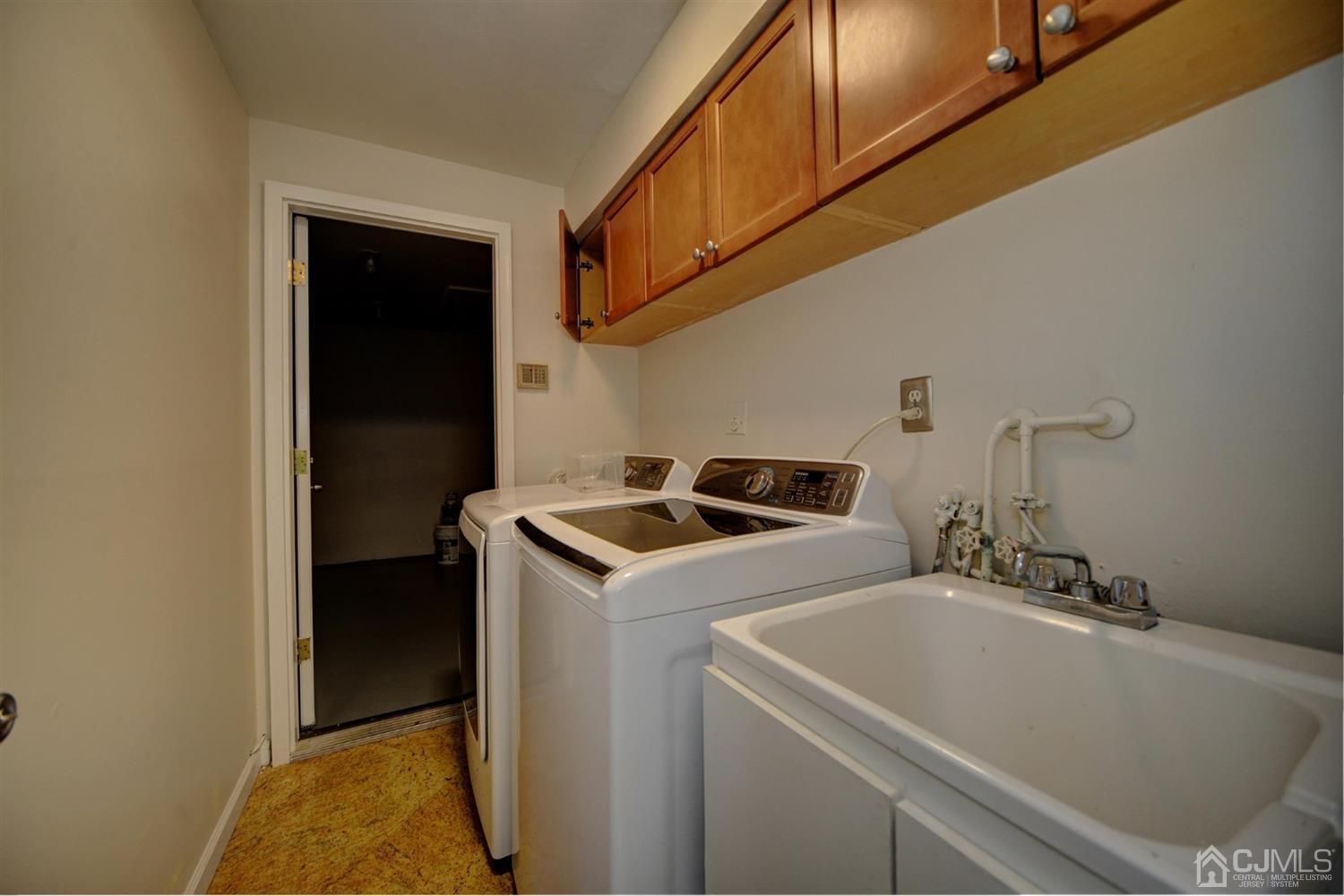 19 Greenwich Road Edison, NJ 08820 - Photo 23 of 39 a utility room with dryer and washer