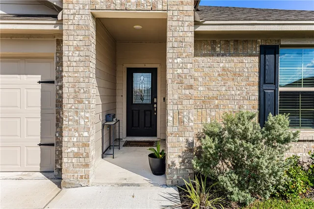 a view of entryway of the house