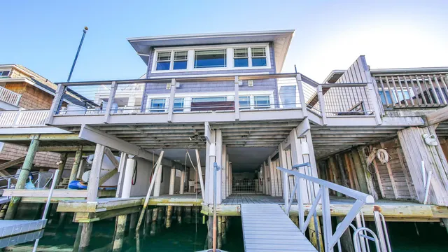 a view of small yard in front of house