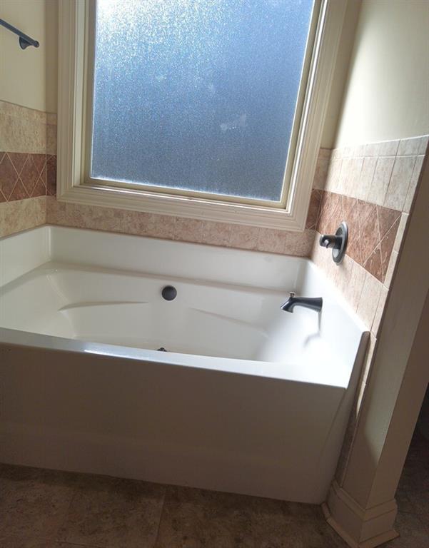 307 Cinnamon Bark Pass Locust Grove, GA 30248 - Photo 13 of 26 a bathroom with a bathtub