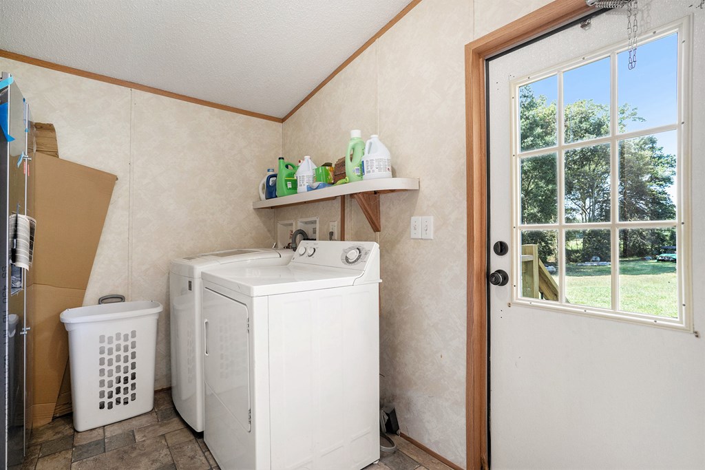 359 Norton Bridge Road Chatsworth, GA 30705 - Photo 24 of 28 a utility room with dryer and washer