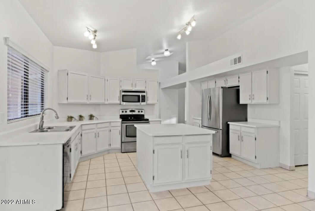 3322 East Dry Creek Road Phoenix, AZ 85044 - Photo 6 of 11 E5A18597-5396-4806-BE90-27827700EBE5