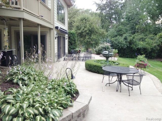 856 North Pemberton Road Bloomfield Hills, MI 48302 - Photo 22 of 33 Summer view of back patio