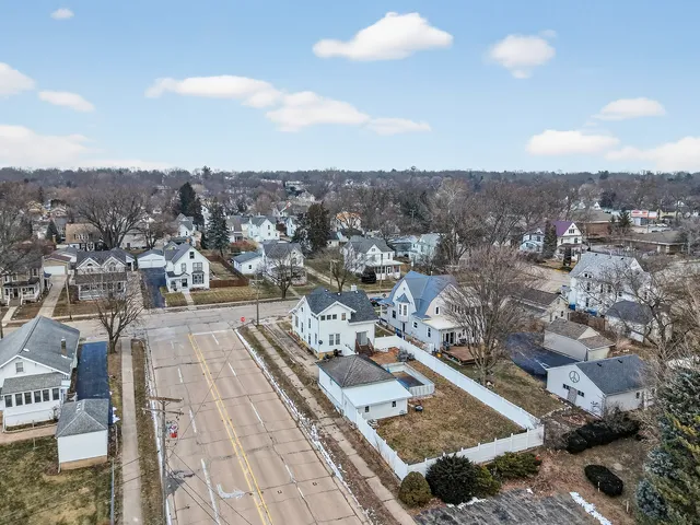 $149,900 | 218 Lincoln Highway, Dixon, IL 61021