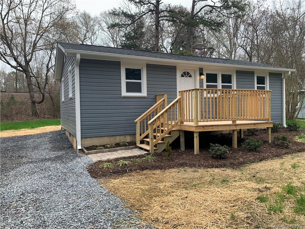 a view of house with a yard