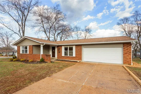 $325,000 | 318 Statewood Drive, Ballwin, MO 63021