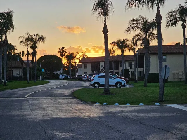 $1,690 | 7091 Golf Colony 203 Ct Lake, Unit 203, Lake Worth, FL 33467