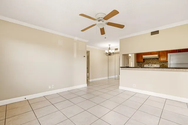 $1,690 | 7091 Golf Colony 203 Ct Lake, Unit 203, Lake Worth, FL 33467