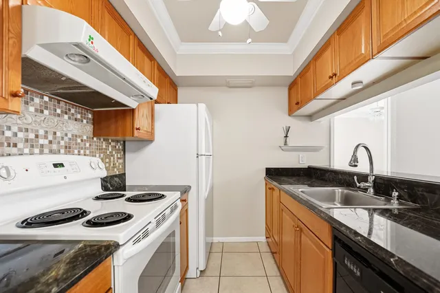 $1,690 | 7091 Golf Colony 203 Ct Lake, Unit 203, Lake Worth, FL 33467