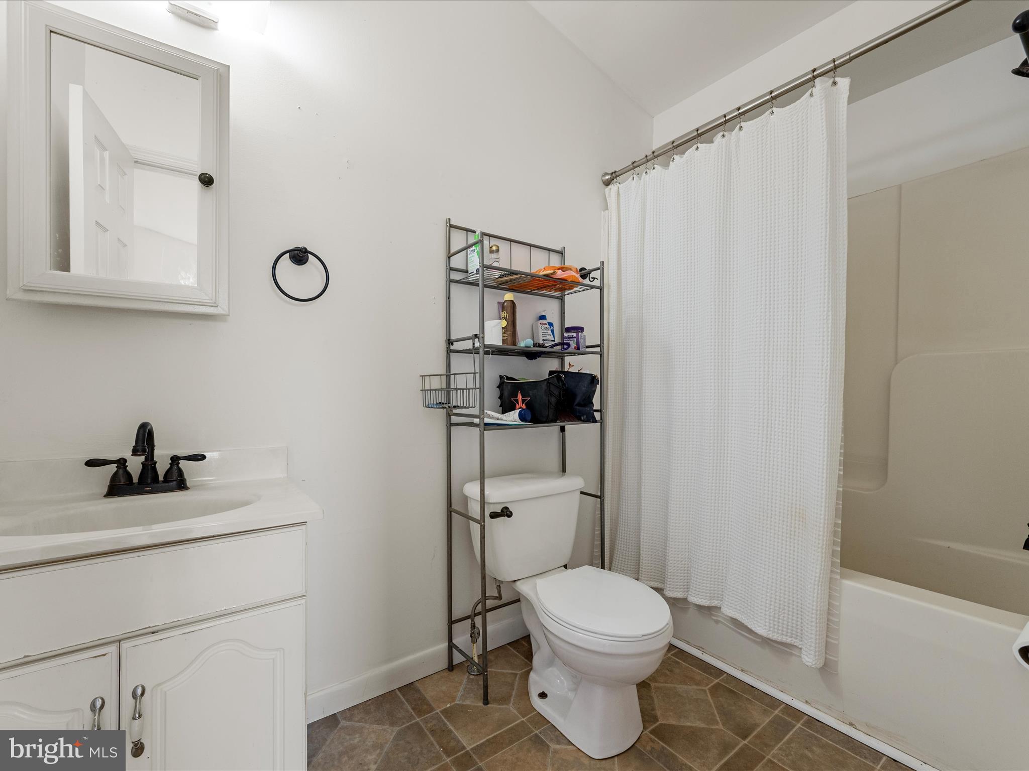3959 Cobbler Mountain Road Delaplane, VA 20144 - Photo 84 of 106 a bathroom with a toilet a sink and a shower