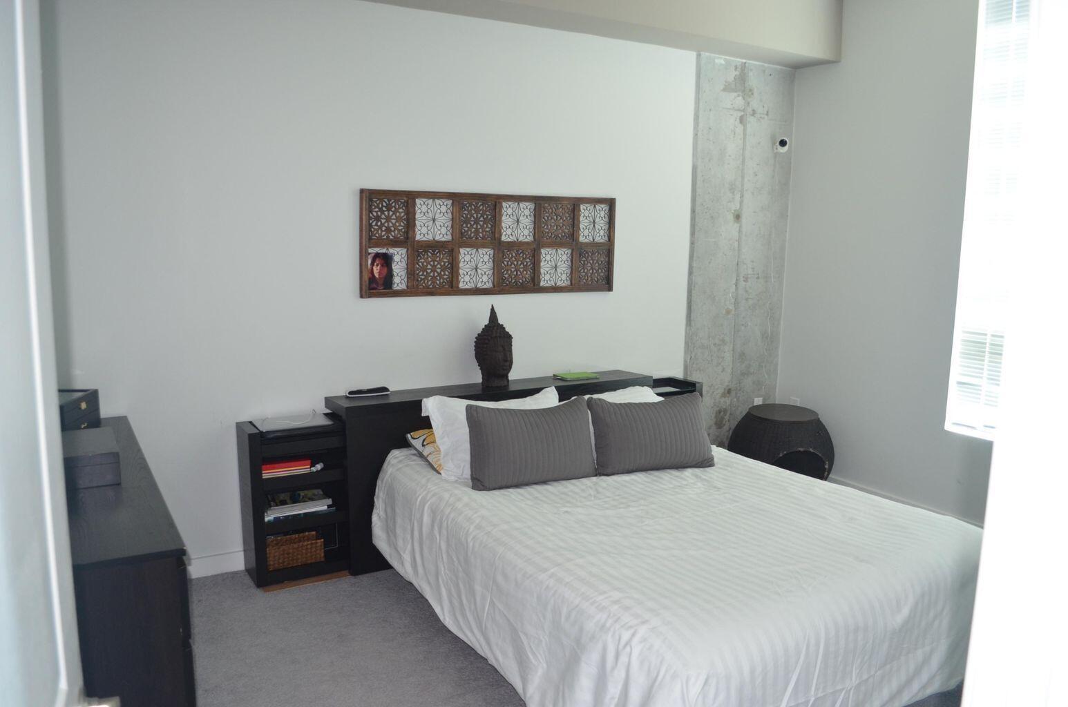 300 South Australian Avenue, Unit 1504 West Palm Beach, FL 33401 - Photo 17 of 27 a bedroom with a bed and a wall painting