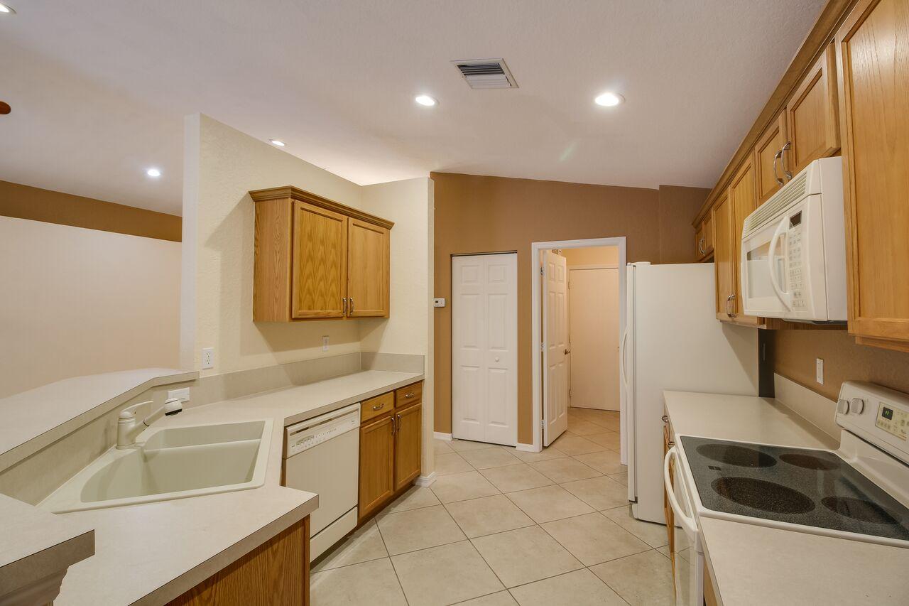 12143 Roma Road Boynton Beach, FL 33436 - Photo 4 of 43 KITCHEN