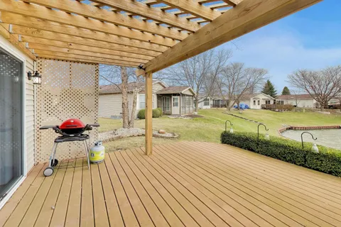 a view of a backyard